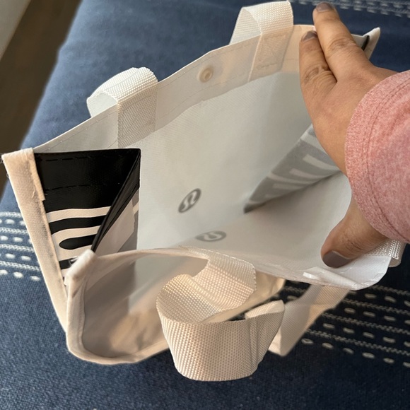 Lululemon tote bag: New
9 inches x 12 inches - Picture 2 of 3